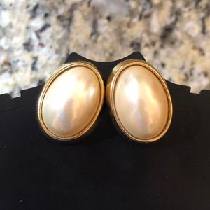 *RARE* Vintage TRIFARI Signed Pearlescent Goldtone Earrings